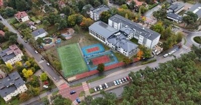 Szkoły ograniczają wejścia i wprowadzają patrole